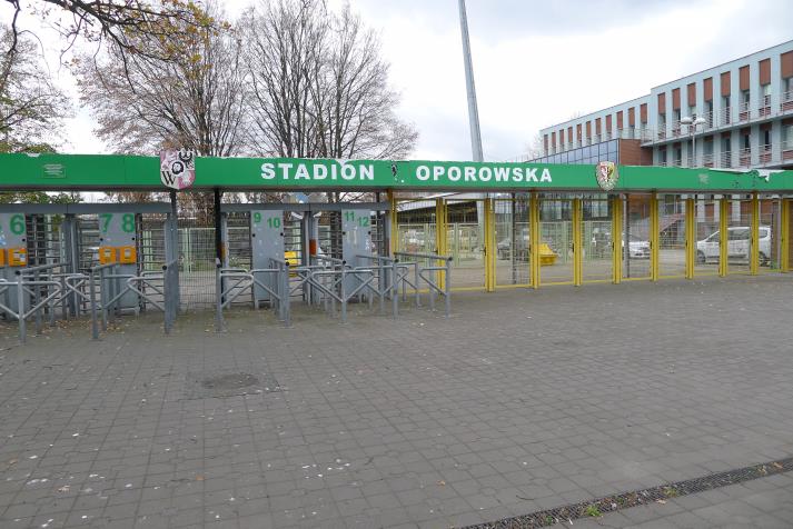 stadion oporowska, entrance