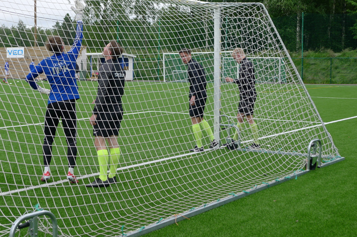 Checking-the-goal.JPG