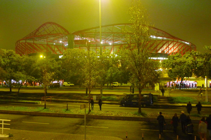 Estadio-da-Luz-at-night.JPG