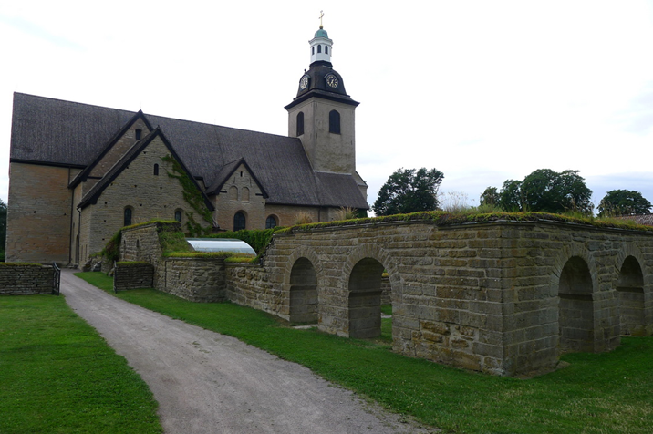 Vreta-Kloser-kyrka-och-ruin.JPG