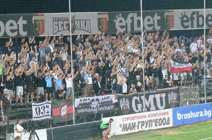 Lokomotiv-Plovdiv-fans.JPG