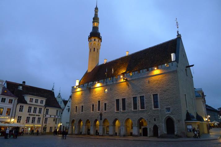 raekoja (town hall) at night